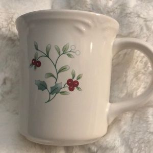 PFALTZGRAFF WINTERBERRY MUG- Like New🌿